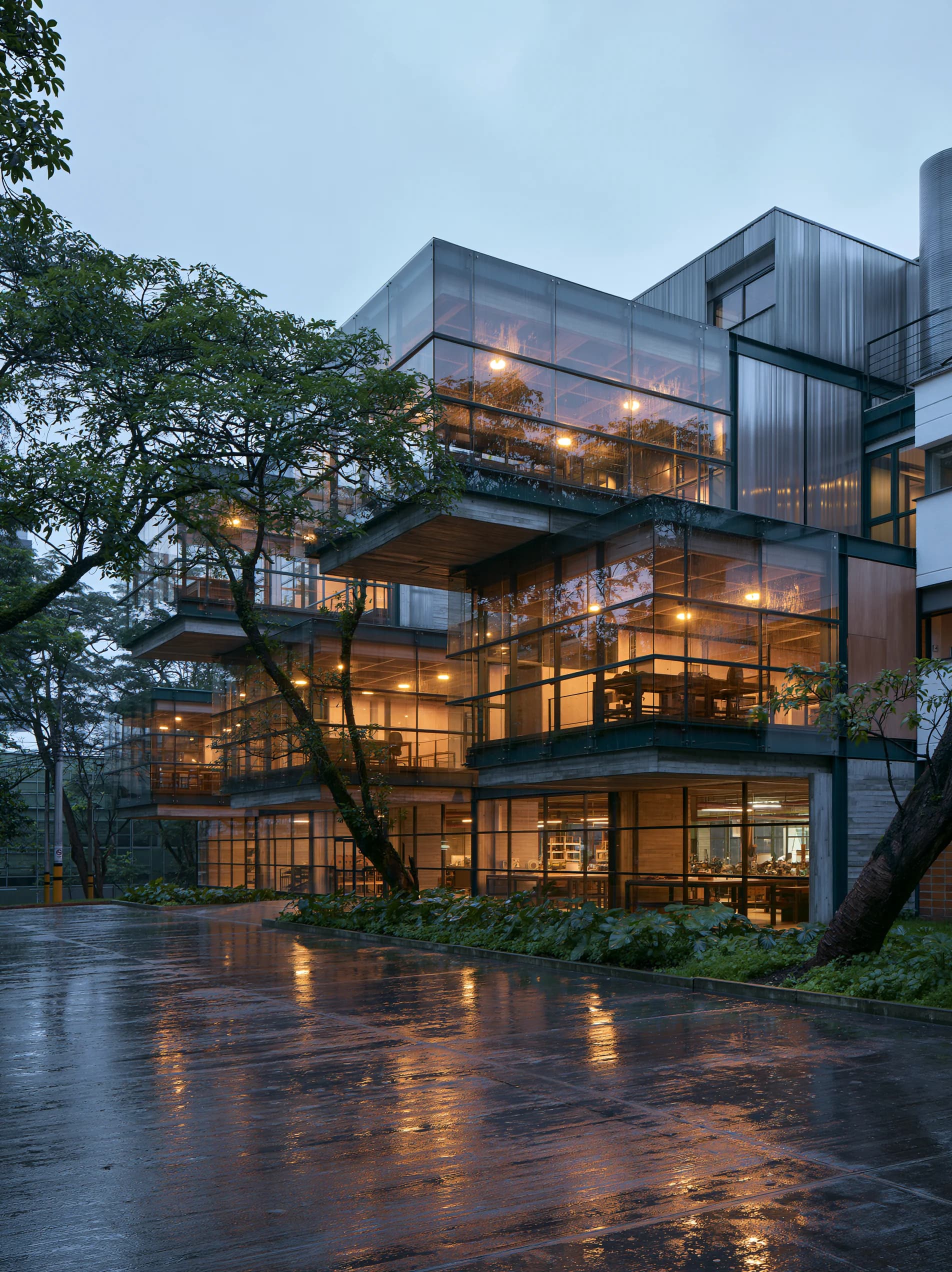 Edificio contemporáneo integrado con vegetación tropical